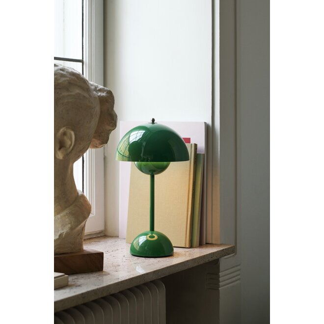 &Tradition Flowerpot Portable Lamp VP9 Signal Green