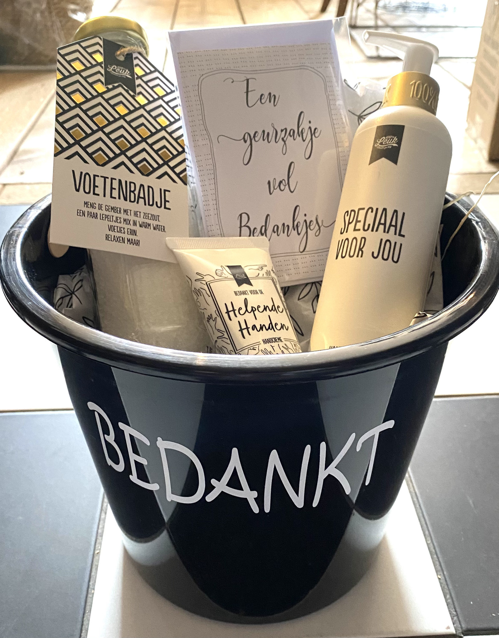 Bedankt pakket in emmer - voetenbadje, handzeep, handcreme