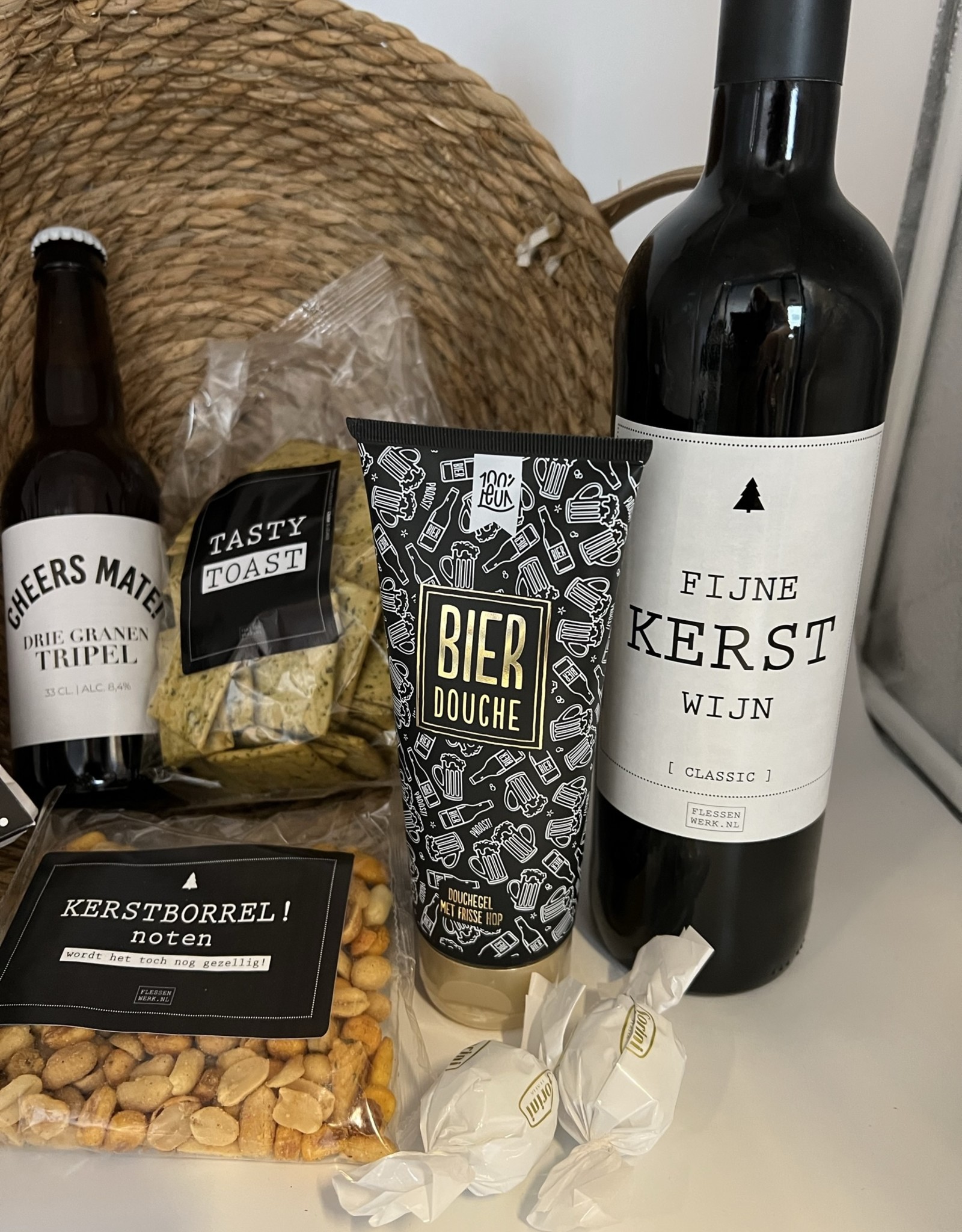 Kerstpakket wijn en bier in mand