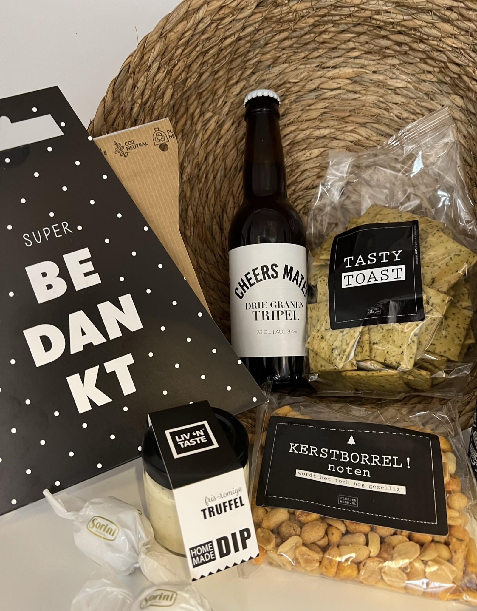 Kerstpakket wijn en bier in mand