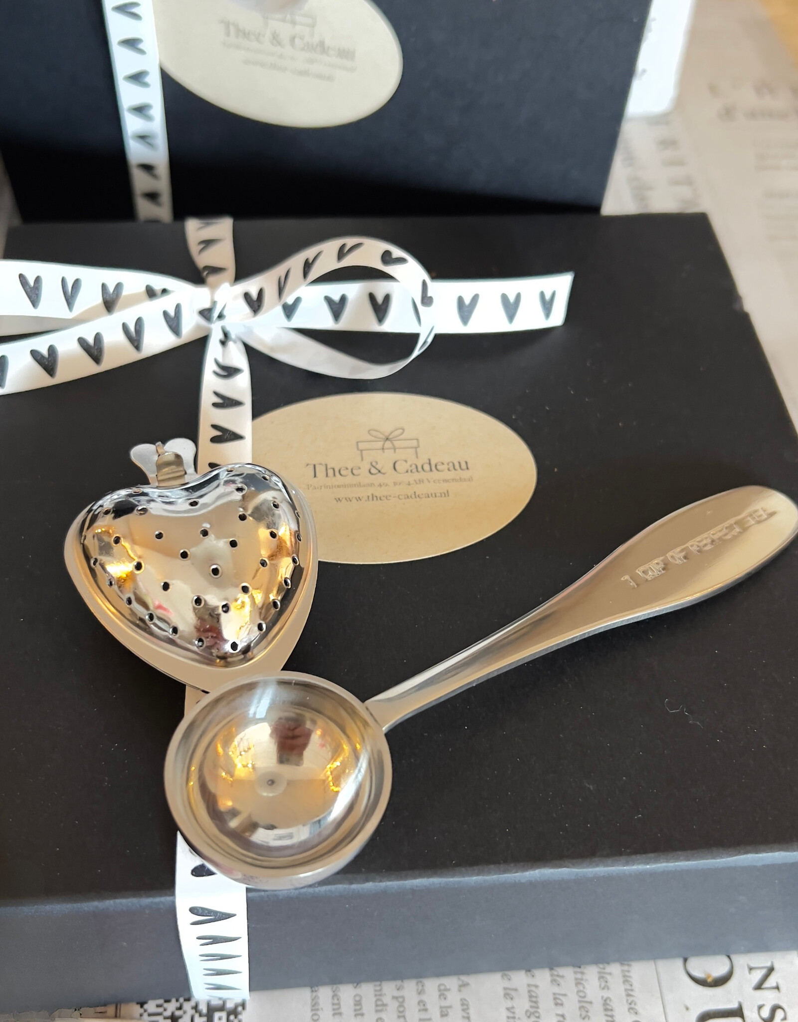 Theedoos - Valentijn - 4 theesoorten inclusief theemaatlepel en theezeefje