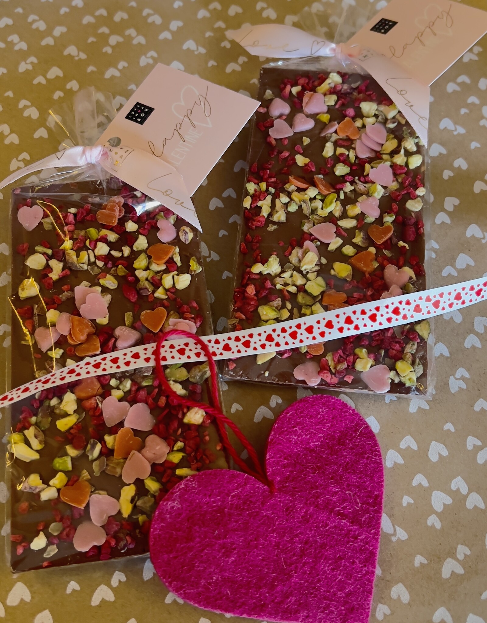 Chocolade met pistache, framboos en hartjes