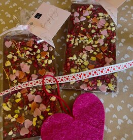 Chocolade met pistache, framboos en hartjes