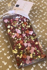 Chocolade reep met pistache, framboos en hartjes