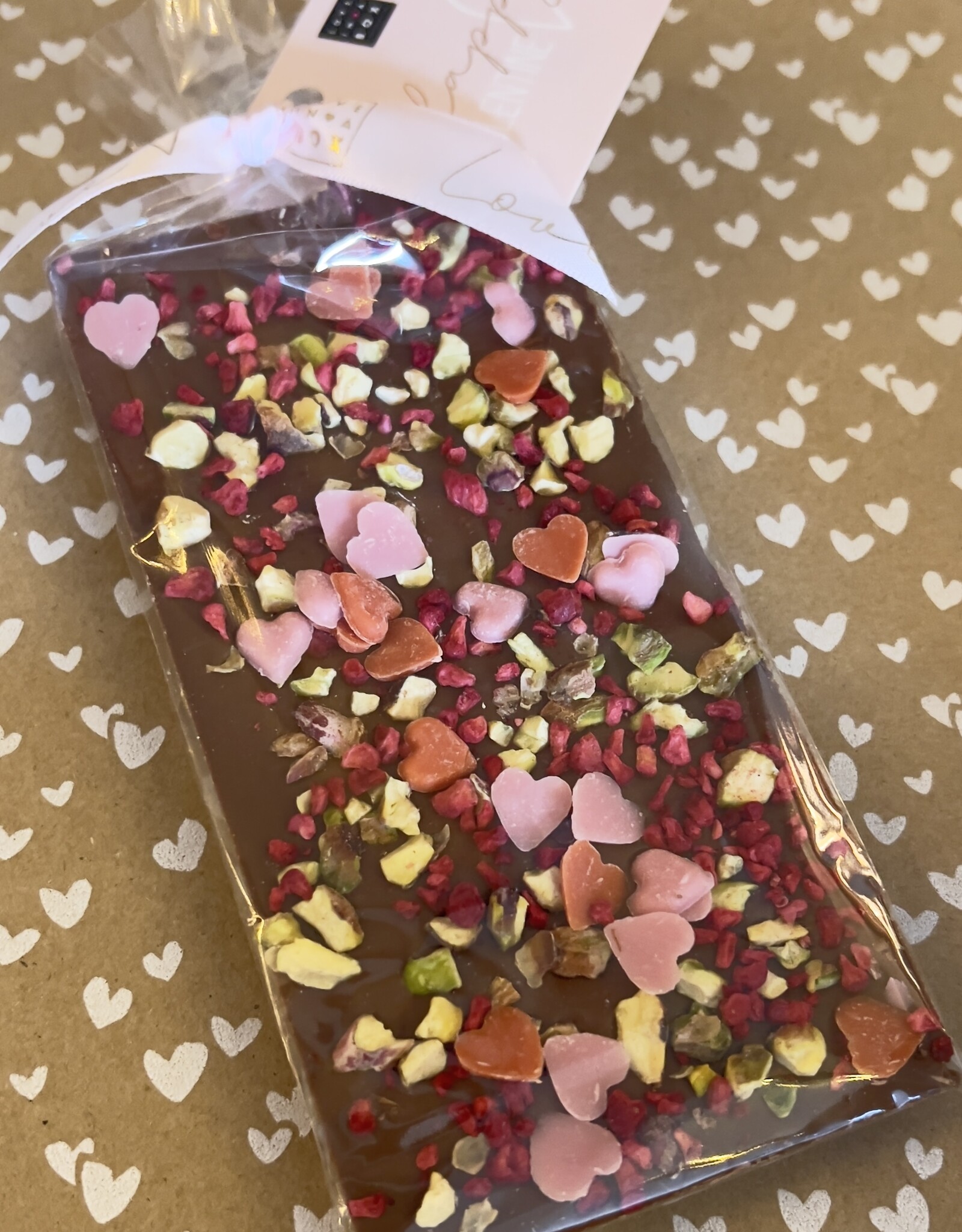 Chocolade met pistache, framboos en hartjes