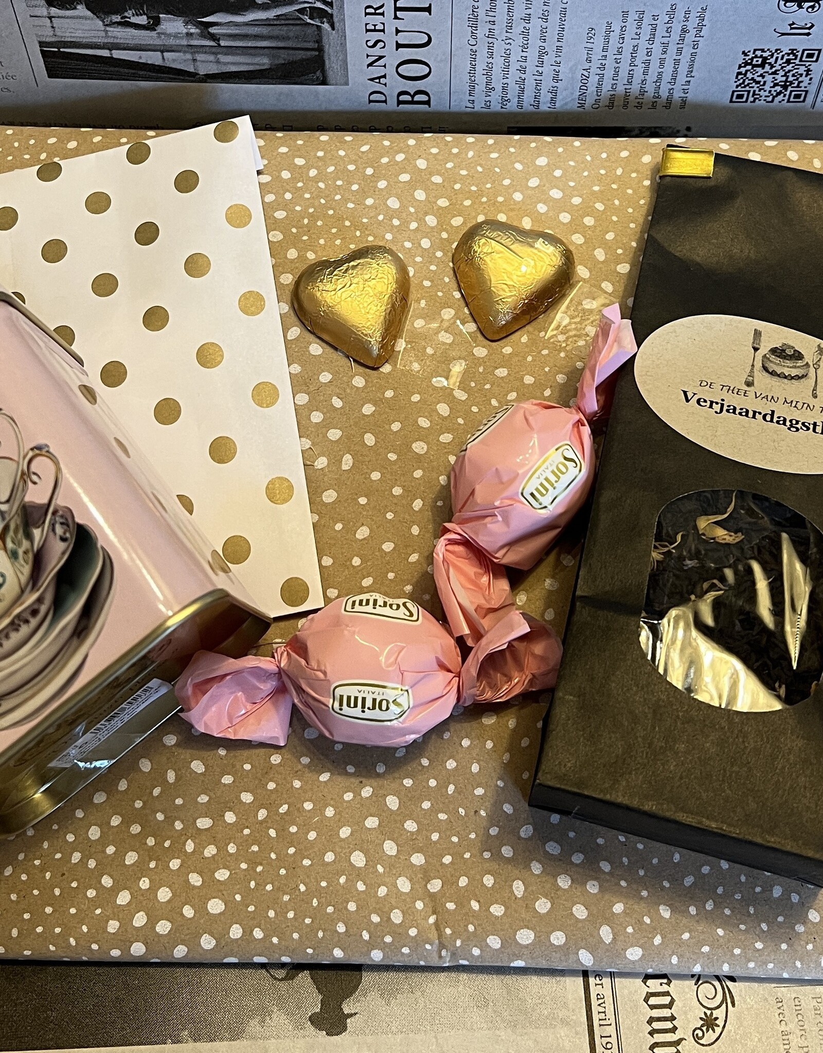 Verjaardagspakket Theepakket met verjaardagsthee, theeblikje en chocolade