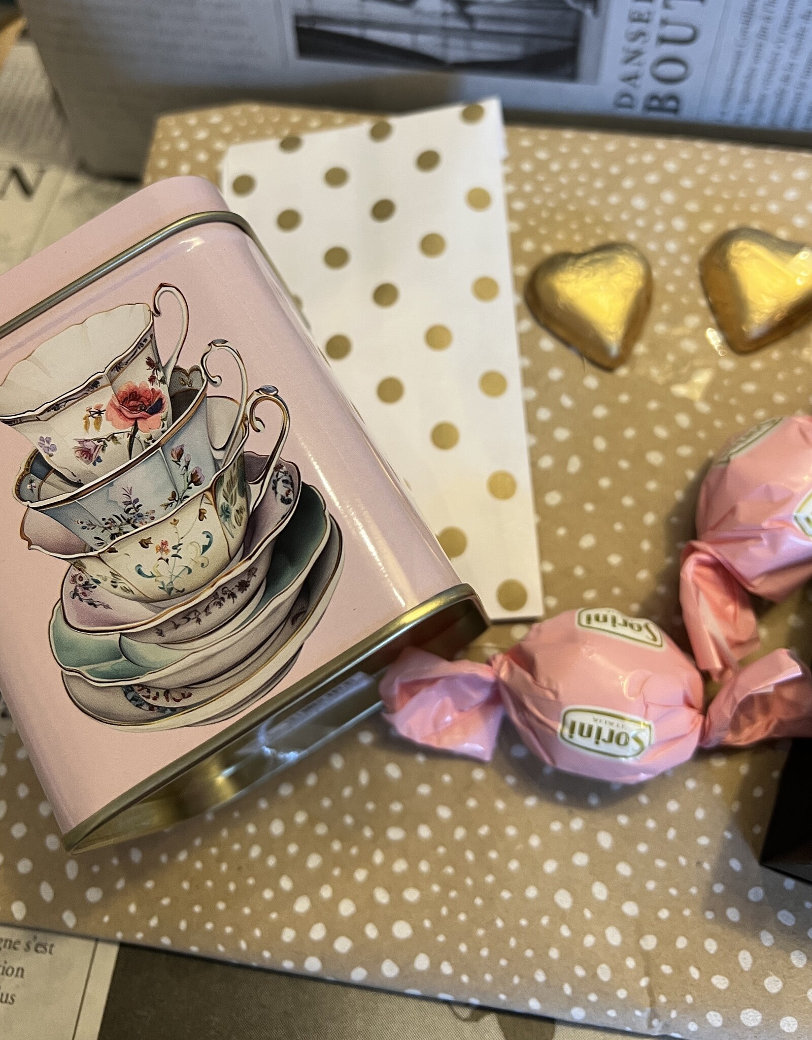 Verjaardagspakket Theepakket met verjaardagsthee, theeblikje en chocolade