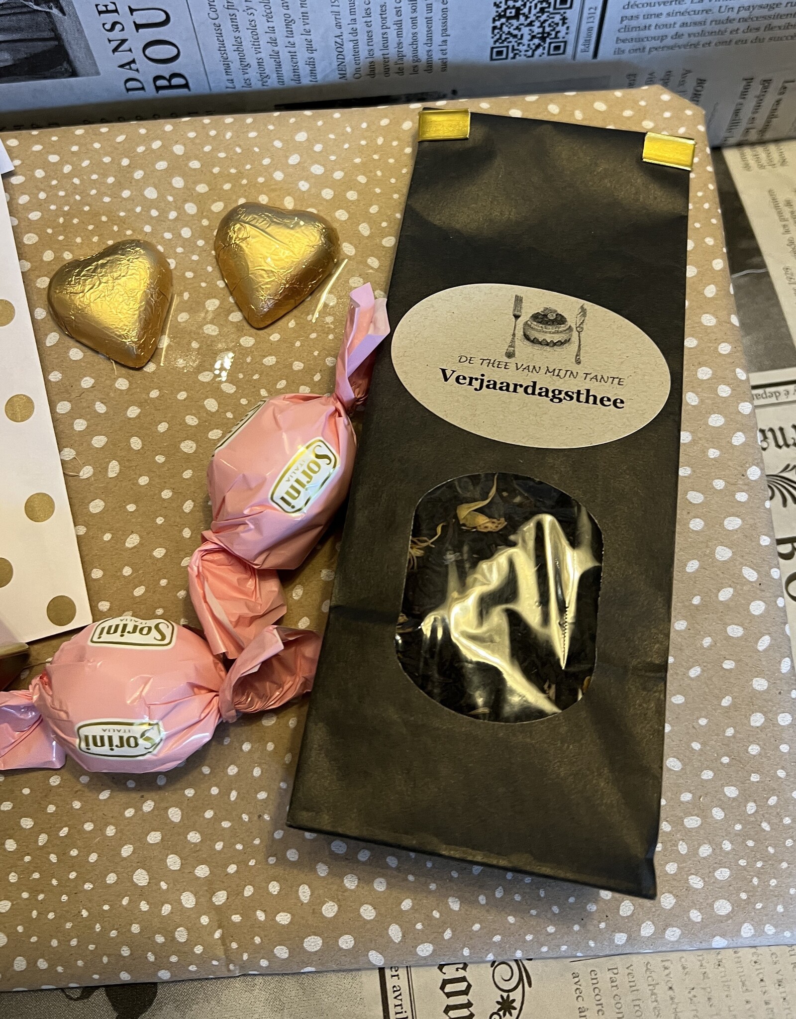 Verjaardagspakket Theepakket met verjaardagsthee, theeblikje en chocolade