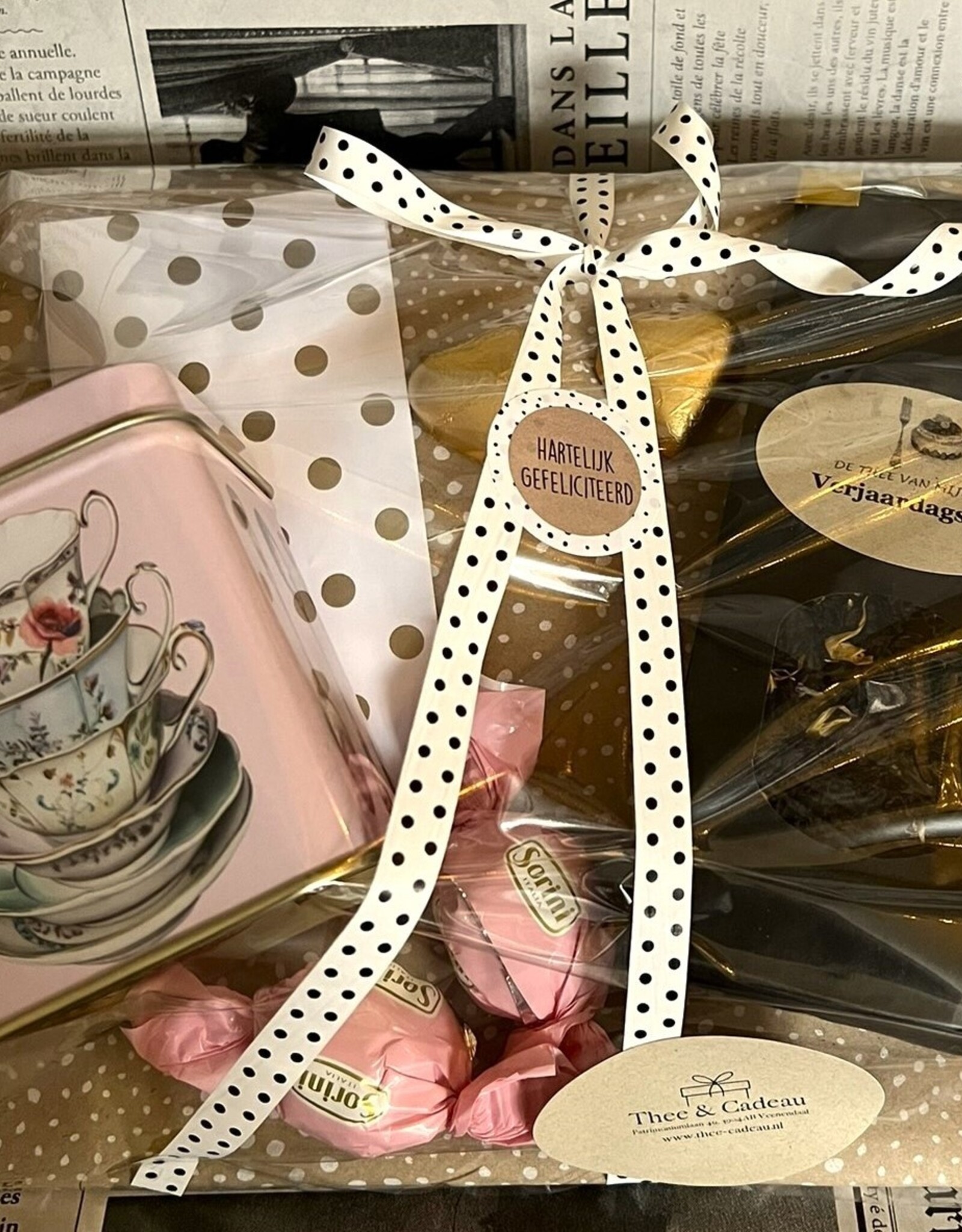 Verjaardagspakket Theepakket met verjaardagsthee, theeblikje en chocolade