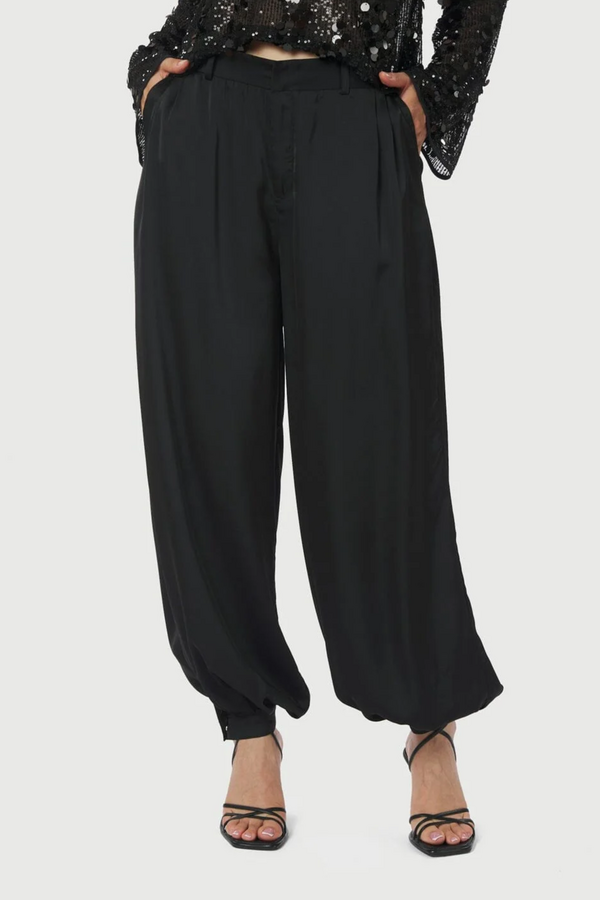 Falya Drapy Satin Balloon Pants - Black