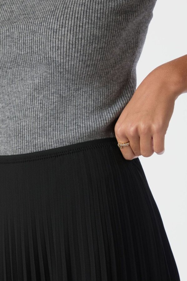 Boni Simple Plisse Skirt - Black