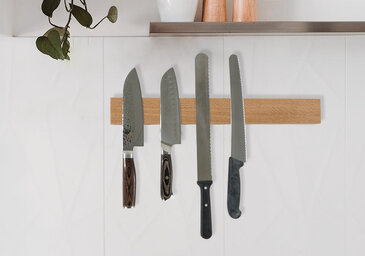 Hat Messer oder Schlüssel unsichtbar fest im Griff:  Die MAGNETISCHE HALTELEISTE aus geölten Massivhölzern