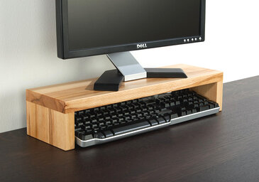 Bringt Ihren Monitor in eine ergonomische Sichthöhe und schafft Platz und Ordnung auf dem Schreibtisch:  Die MONITOR-BRÜCKE aus geölten Massivhölzern