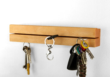 Die SCHLÜSSEL-LEISTE aus Massivholz hält Gegenstände auf DREI unterschiedlichen Wegen ...