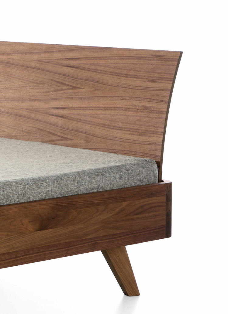 COBURGER WERKSTÄTTEN 1894 Massivholzbett CREO_F mit Formholz-Rückenlehne