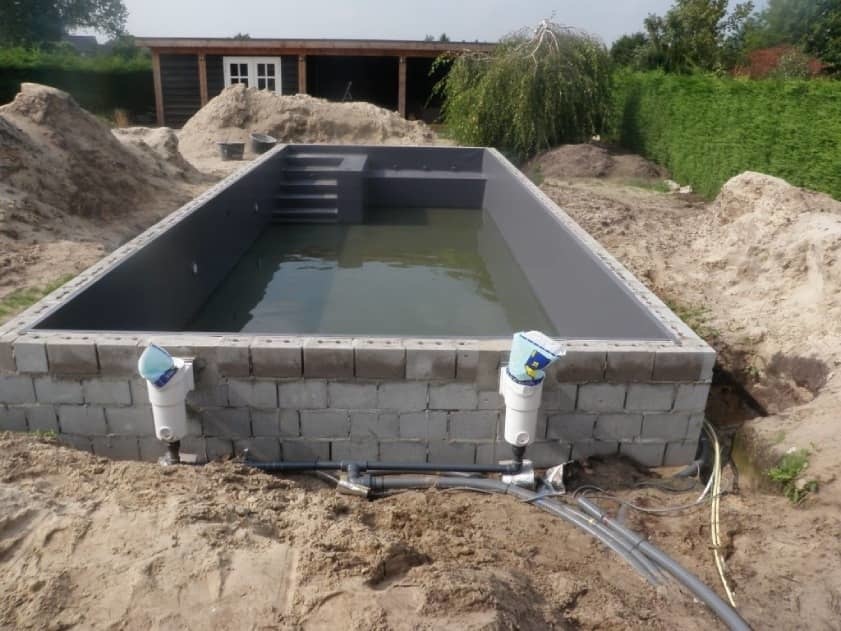 Een zwembad bouwen met betonblokken
