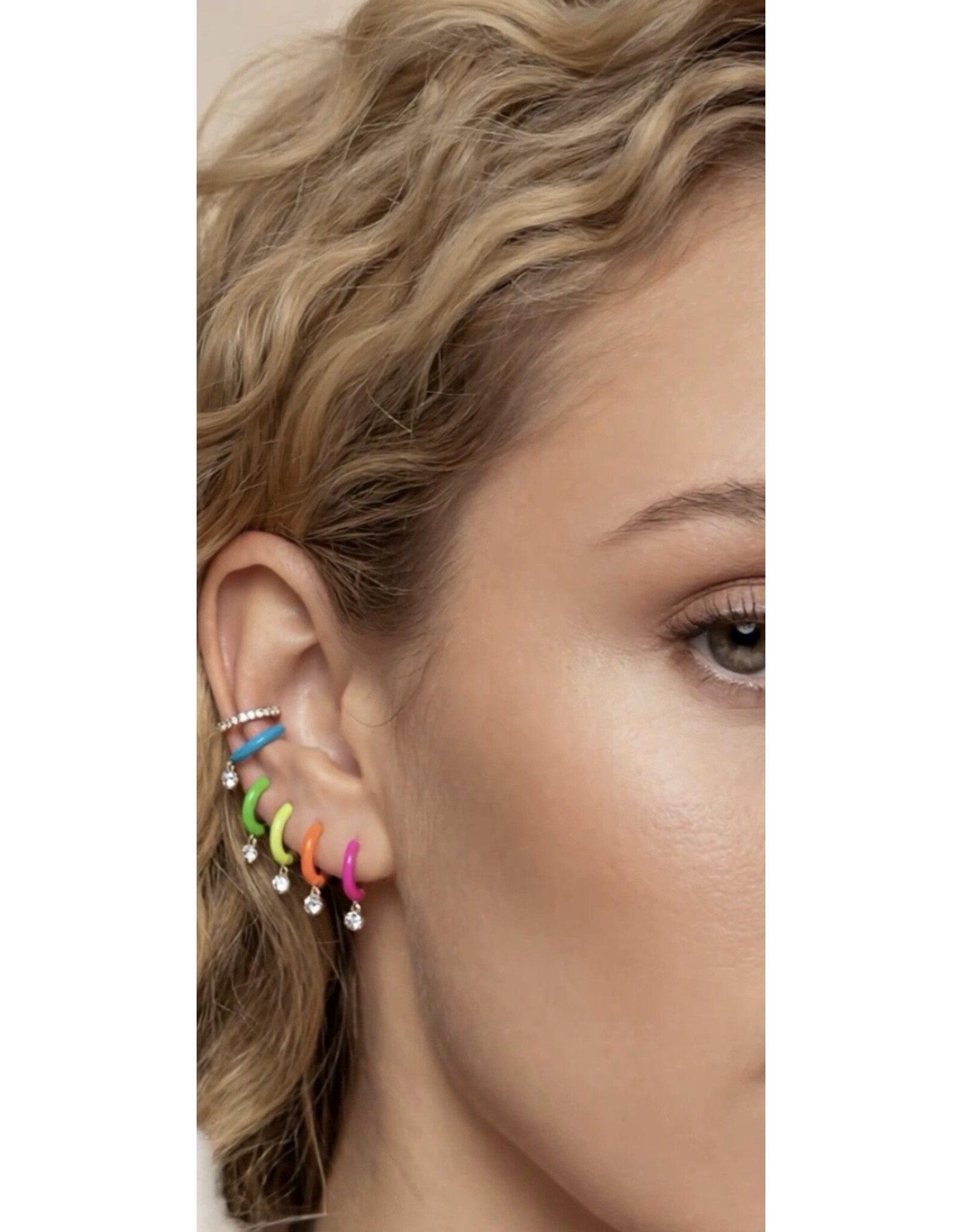 Neon sparkle  huggie  oorbellen