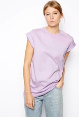 Top met opgerolde mouwen