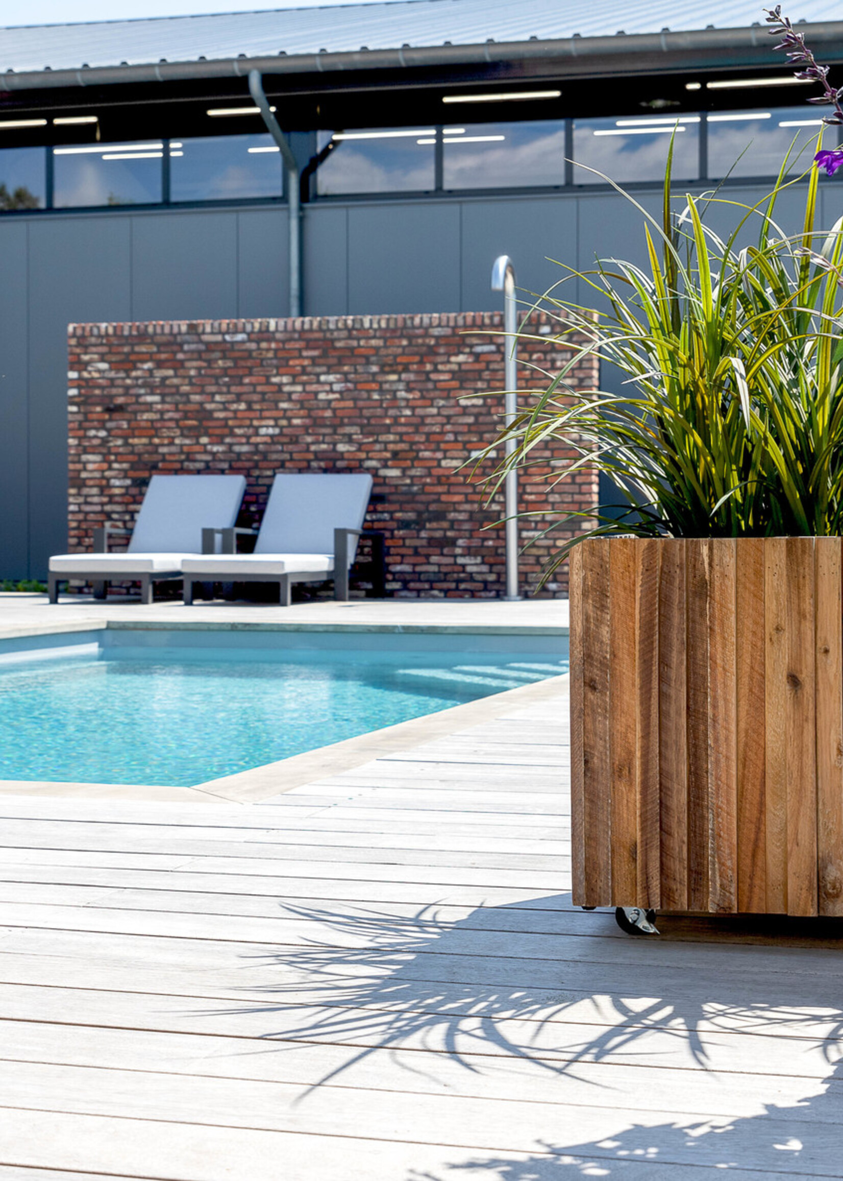 Luca Lifestyle - Marrone Pflanzkübel "Marrone Verticale Cube" Acacia Quadratisch Holz