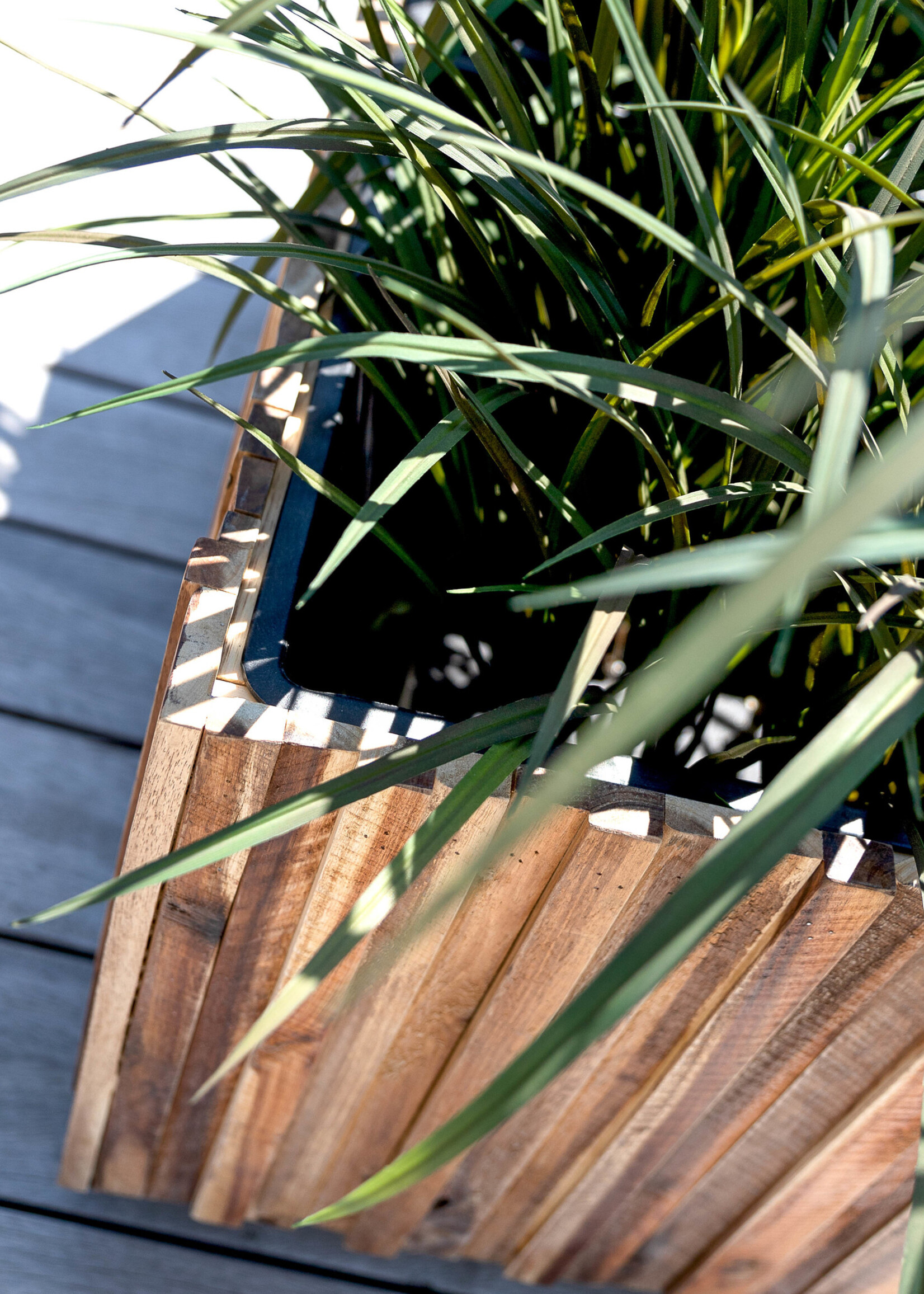 Luca Lifestyle - Marrone Pflanzkübel "Marrone Verticale Cube" Acacia Quadratisch Holz