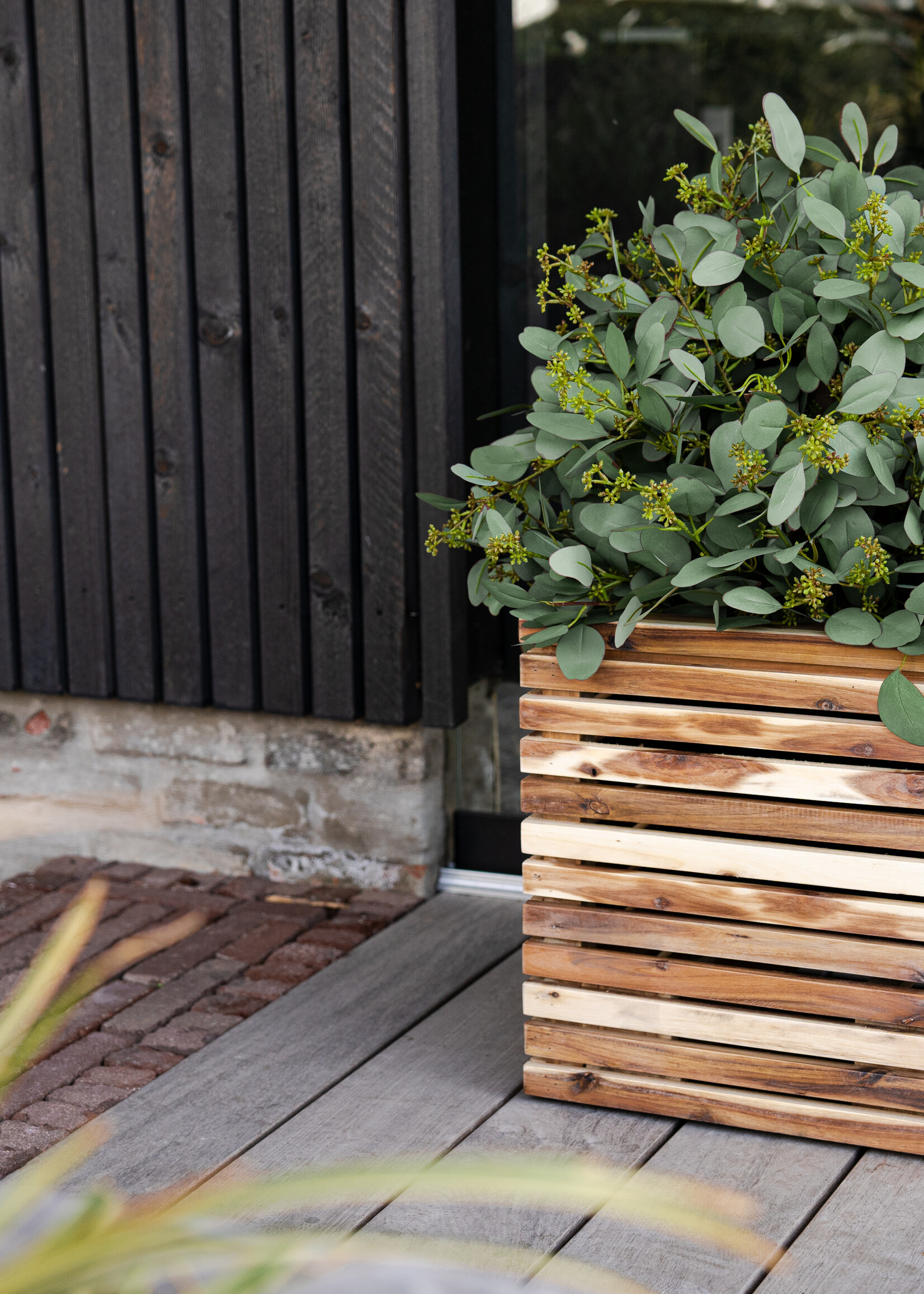 Luca Lifestyle - Marrone Pflanzkasten "Marrone Orizzontale Cube" Acacia Quadratisch Holz