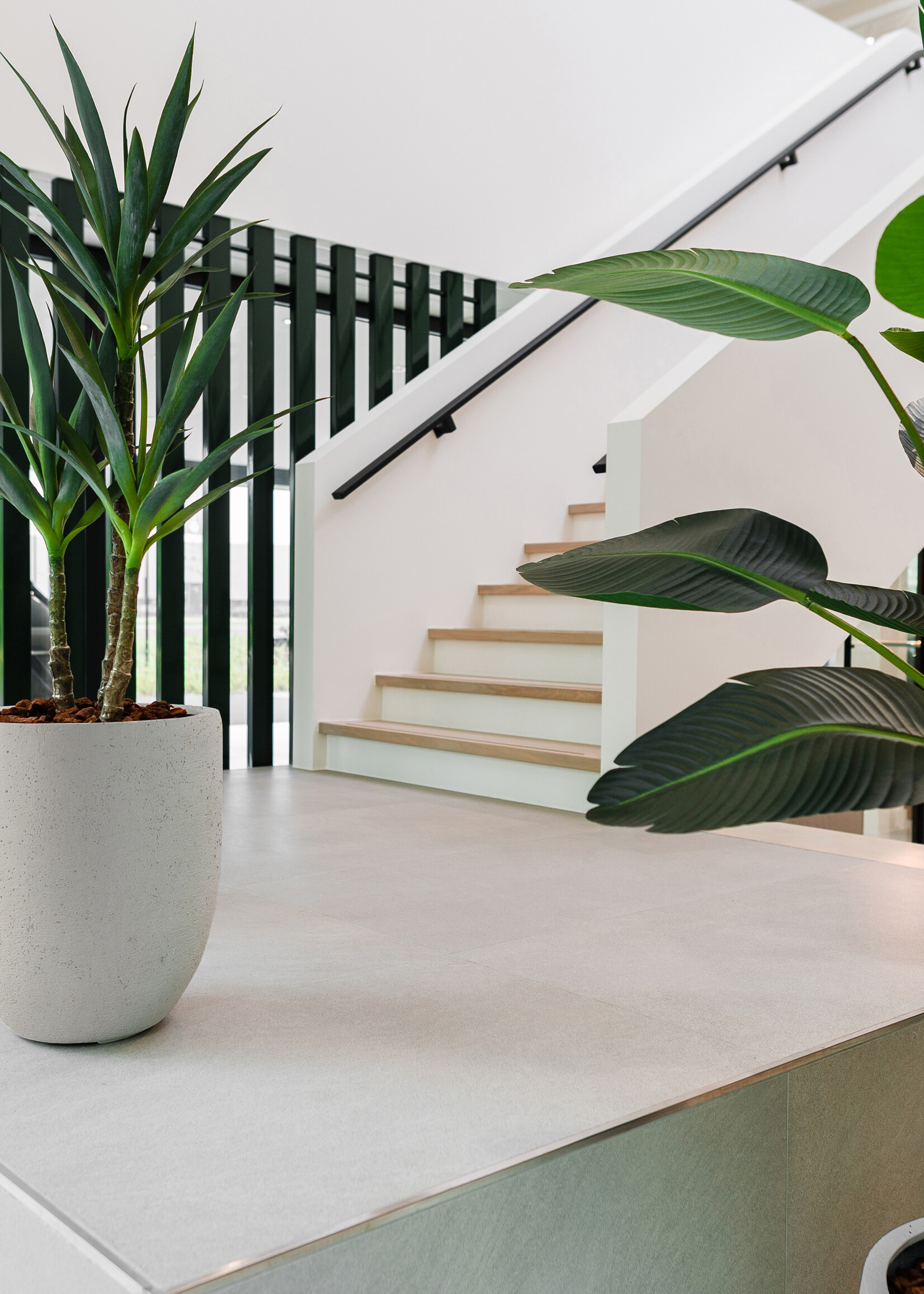 Luca Lifestyle - Grigio Pflanzkübel "Grigio Tall Egg Pot" Creme Weiß Rund Fiberglas