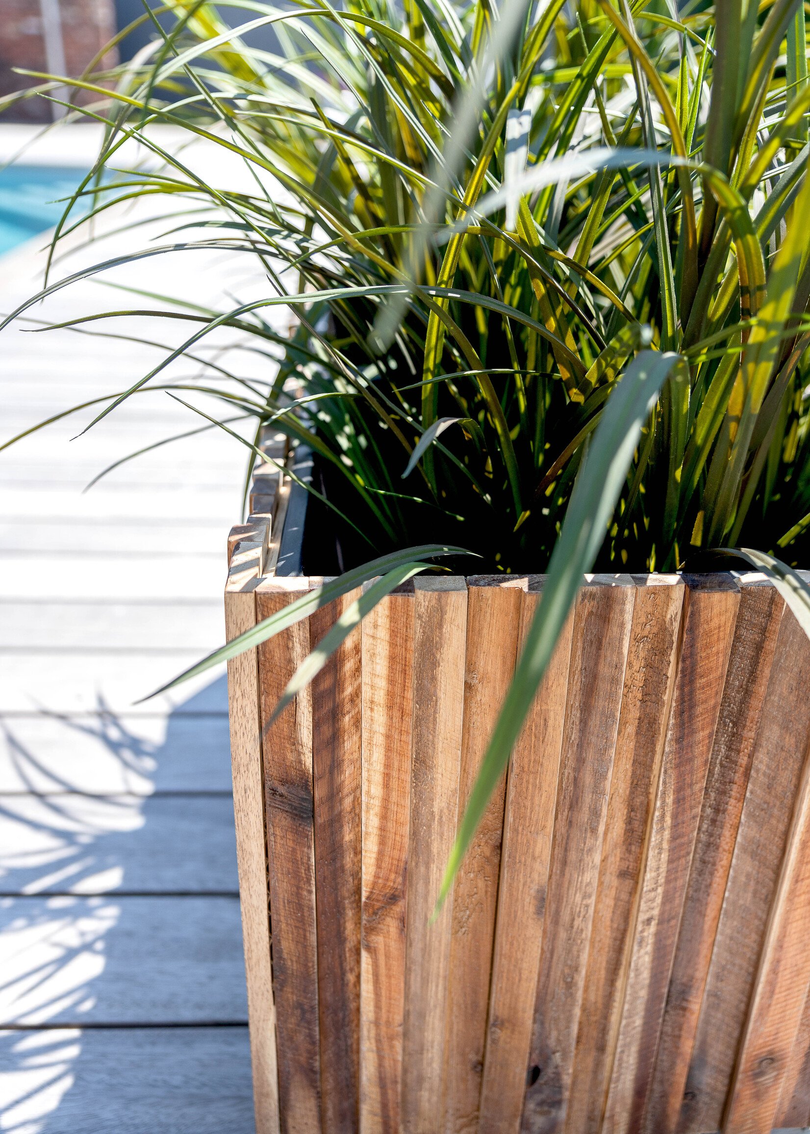 Luca Lifestyle - Marrone Pflanzkübel "Marrone Verticale Cube" Acacia Quadratisch Holz