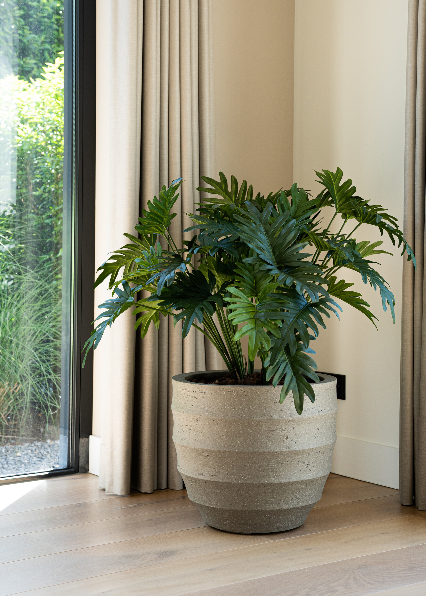 Luca Lifestyle - Bordo Pflanzkübel "Bordo New Egg Pot" Clay Rund Fiberglas