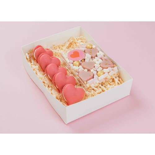 Cadeaupakket | Hartjes macarons roze & roze bonbons