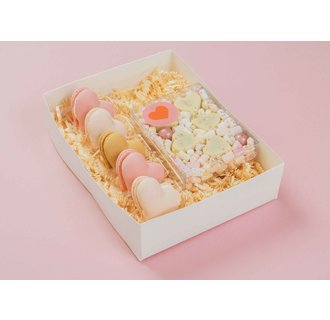 Cadeaupakket | Hartjes macarons assorti & hart bonbons wit