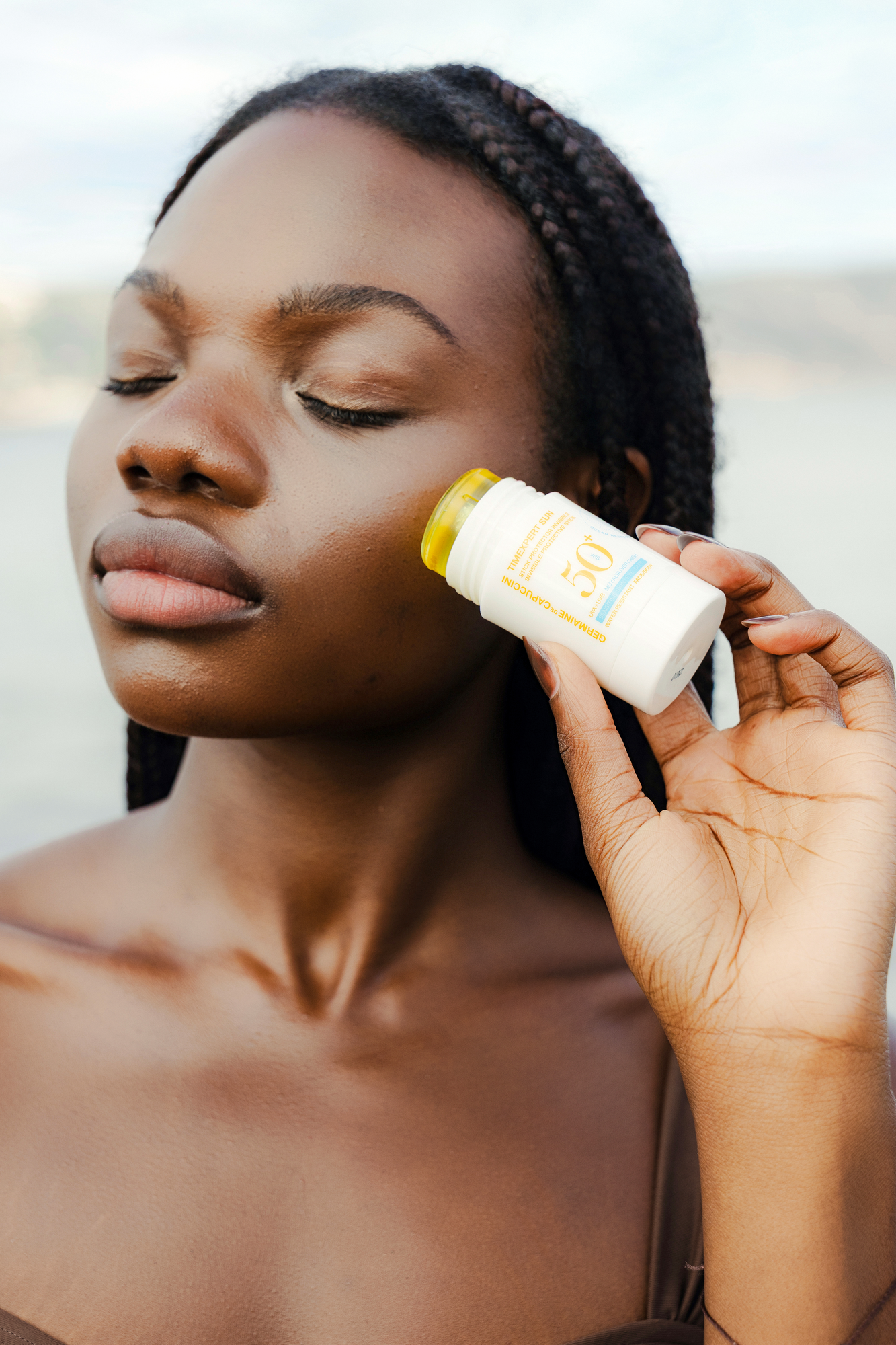 Timexpert Sun Promotion | Fluide Minéral Protecteur Anti-Âge SPF50 & Sun Stick dans une trousse de toilette