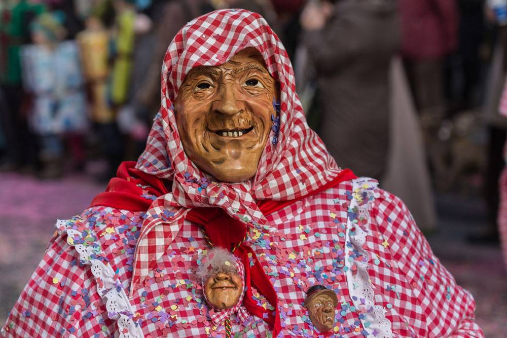 Handpoppen passend bij carnaval