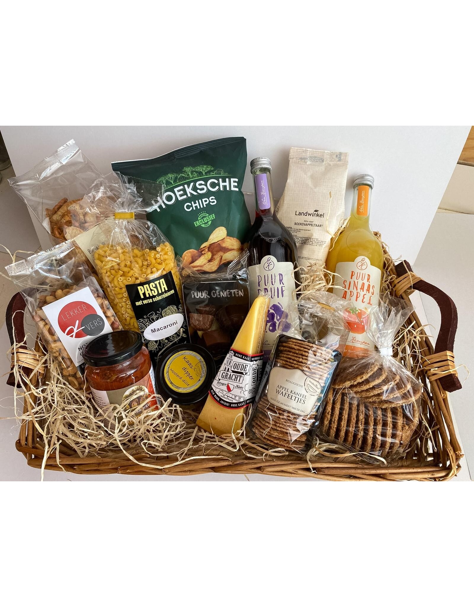 Kerstpakket groot in rieten mand