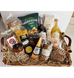 Kerstpakket groot in rieten mand