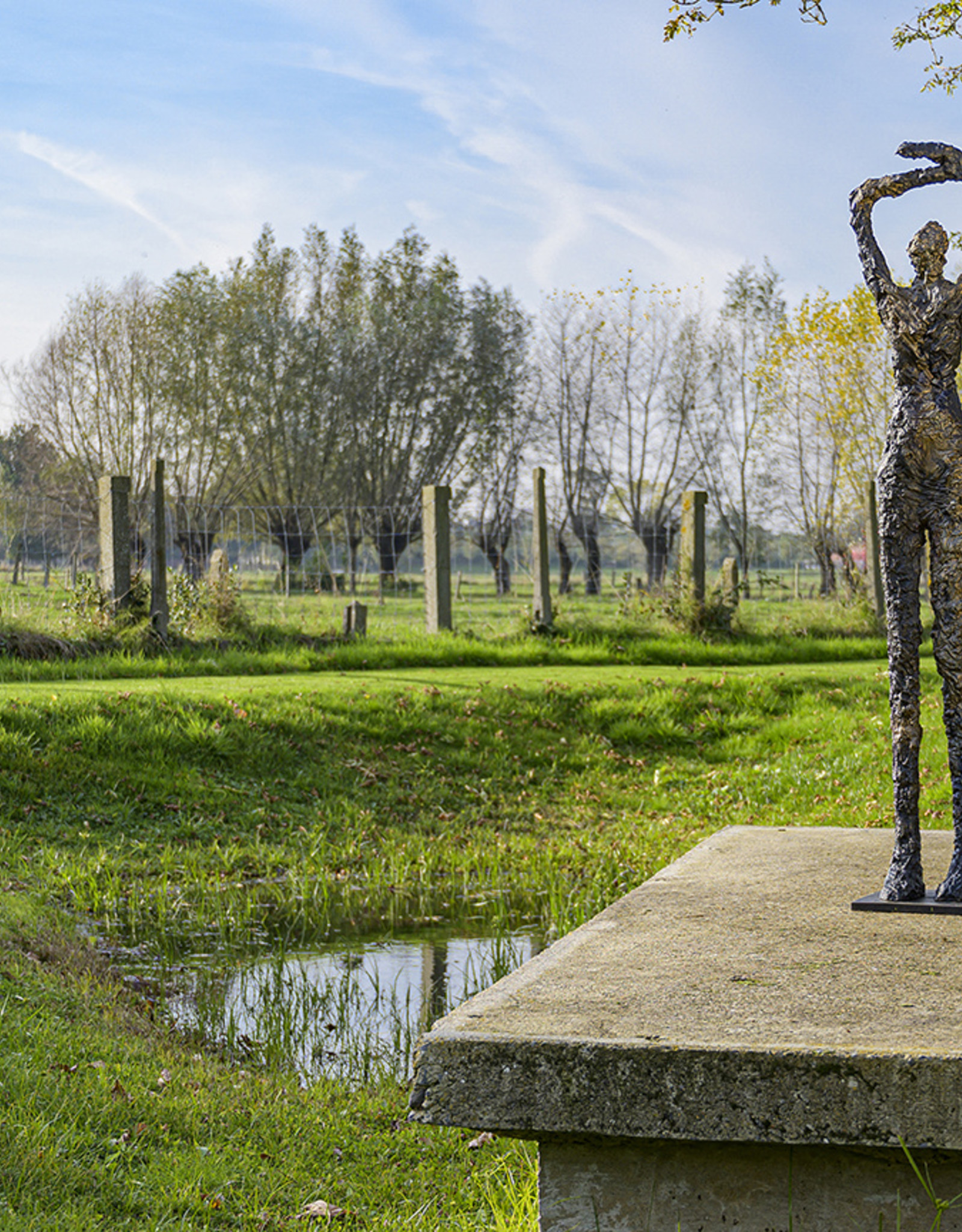 ANN VRIELINCK MOON STARING- BRONZEN BEELD