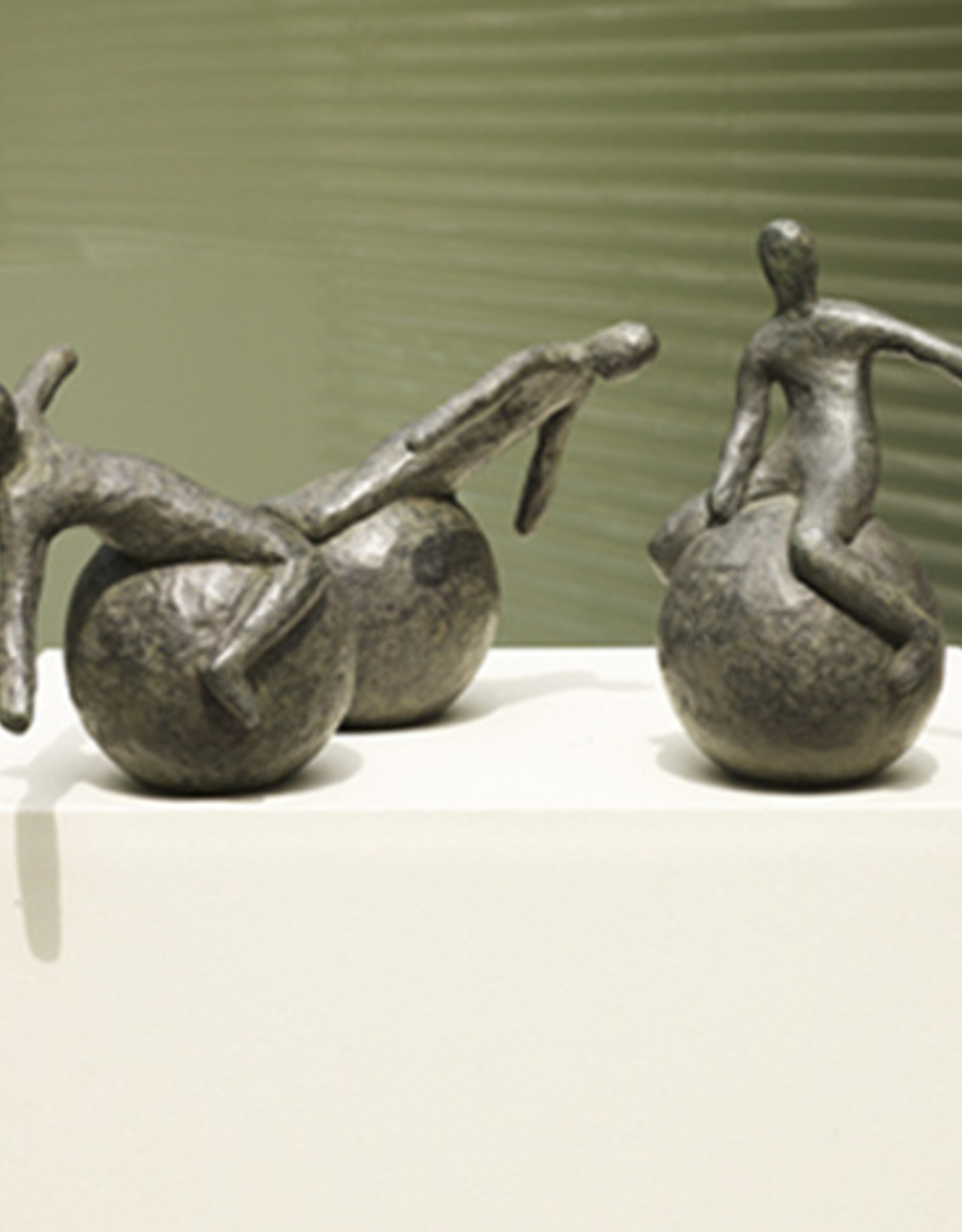 MIEKE DEWEERDT BALANCE BACKWARD - BRONZEN BEELD