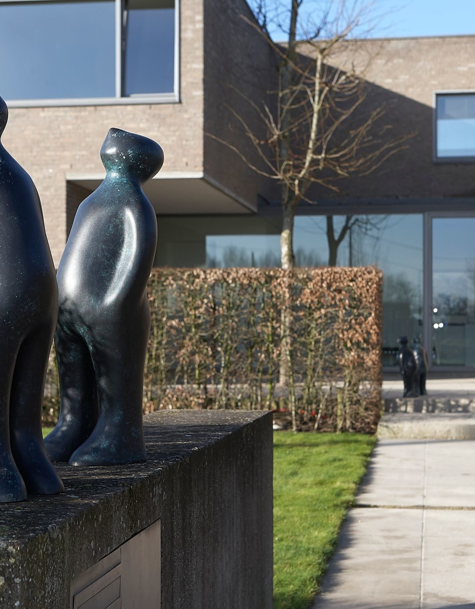 GUIDO DELEU THE VISITOR BRONZE LARGE - BRONZEN BEELD