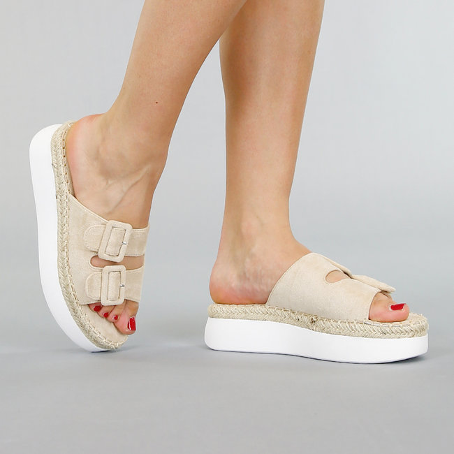 Beigefarbene Flip-Flops mit Plateausohle und Schnallen