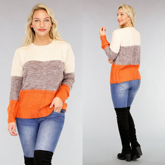 Orangefarbener, locker sitzender Pullover mit Streifen