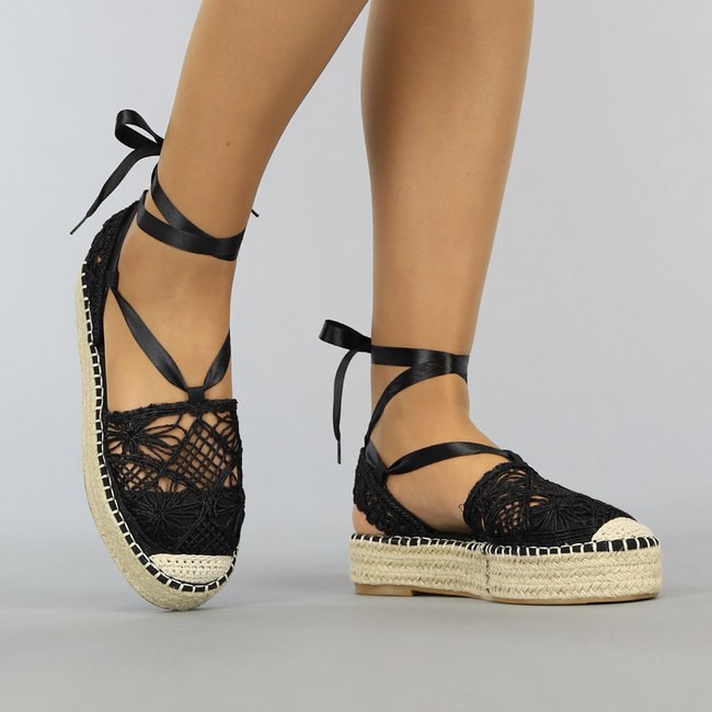 Schwarze gehäkelte Boho-Wickel-Espadrilles