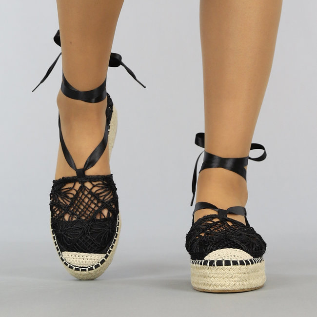 Schwarze gehäkelte Boho-Wickel-Espadrilles