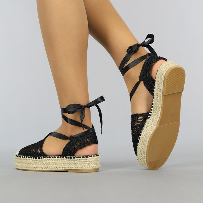 Schwarze gehäkelte Boho-Wickel-Espadrilles