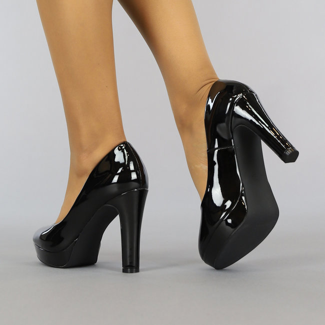 Schwarze Lackpumps mit Plateau