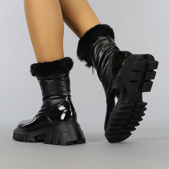 Schwarze Stiefel im Schneestiefel-Look mit Kunstfell