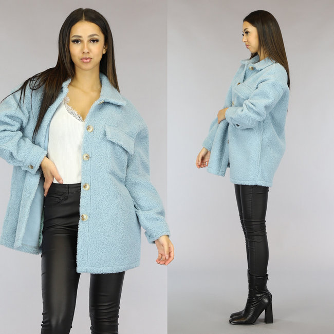 Hellblaue Teddyjacke mit Knöpfen