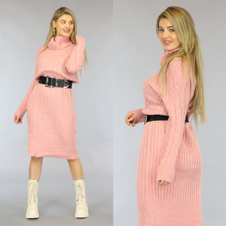 Langes rosafarbenes Pulloverkleid mit Zopfmuster