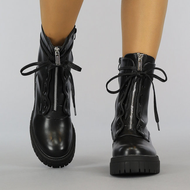 Schwarze Stiefel in Lederoptik mit Spitze und Reißverschlüssen