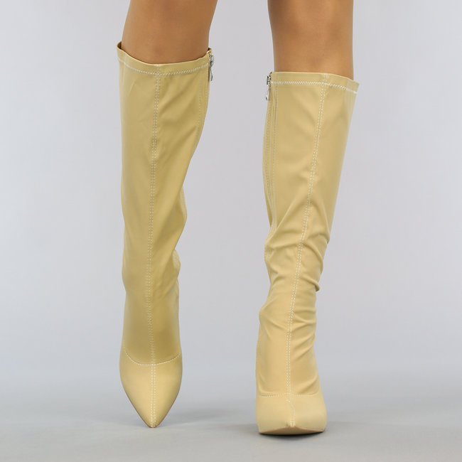 Spitz zulaufende Stiefel in Beige mit Dreiecksabsatz