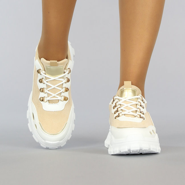 Beigefarbene Sneakers mit goldenen Details