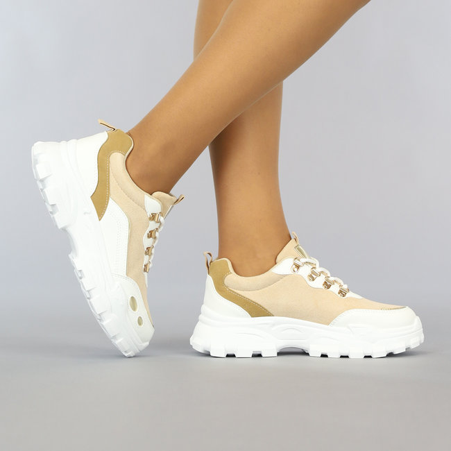 Beigefarbene Sneakers mit goldenen Details